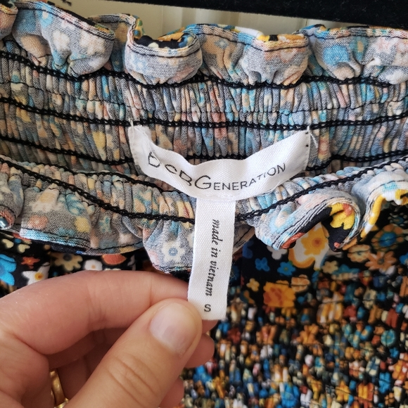 BCBG Floral 70s Off Shoulder Crop Top - Picture 5 of 6